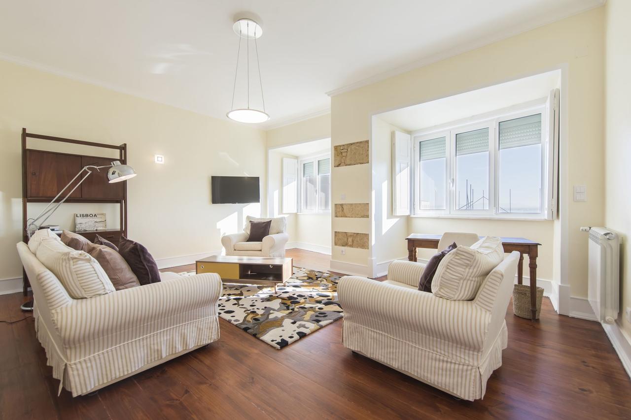 Spacious 4bdr River View Lejlighed *